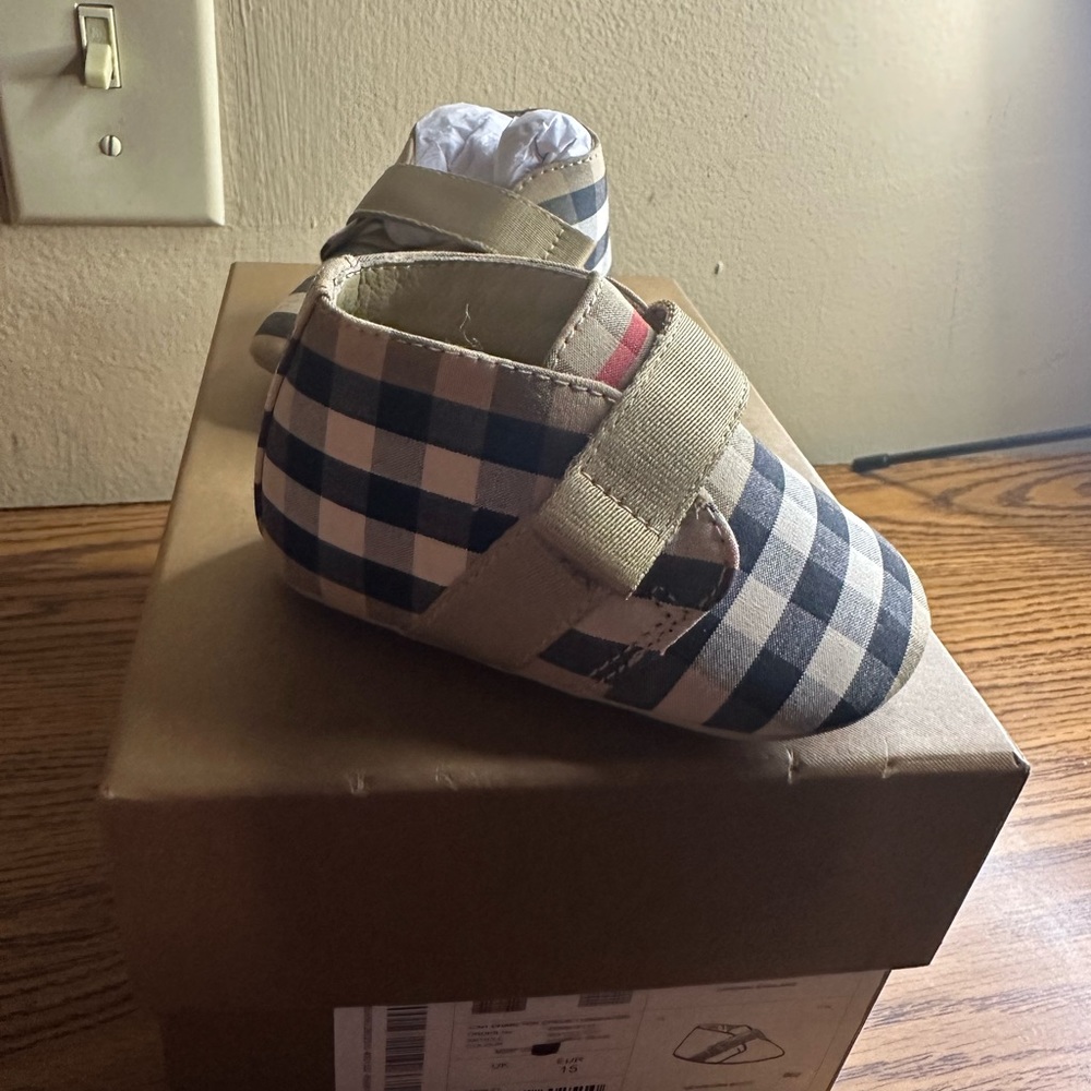 Burberry baby shoe